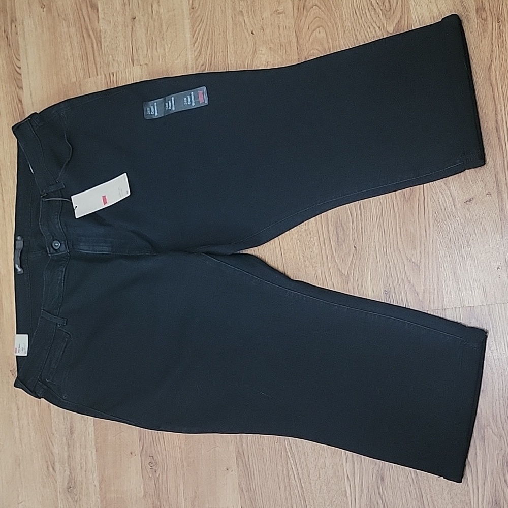 Levi's Black Straight Leg Classic Capris Size 24W. NWT